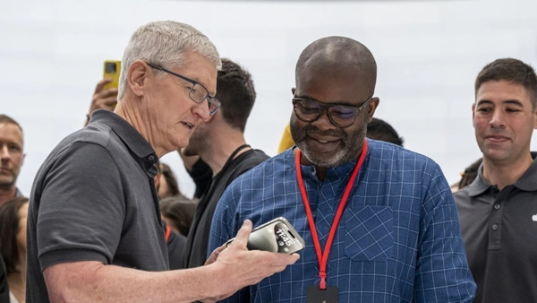 Tim Cook (trái) cầm một chiếc iPhone 15 Pro Max. Ảnh: Bloomberg. Tim Cook (trái) cầm một chiếc iPhone 15 Pro Max. Ảnh: Bloomberg.