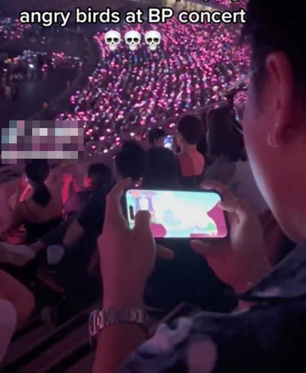 Người có chỗ ngồi đẹp thì lại mải mê chơi Angry Birds, chẳng xem biểu diễn. Ảnh: Pollutedhq.
