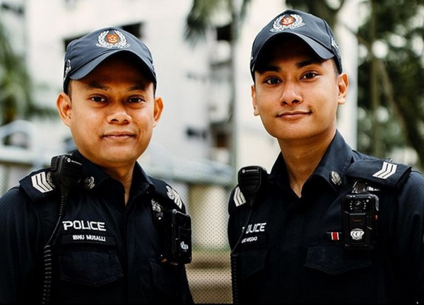 Hai cảnh sát tham gia tìm kiếm và cứu cô gái bị mắc kẹt. Ảnh: SPF. Hai cảnh sát tham gia tìm kiếm và cứu cô gái bị mắc kẹt. Ảnh: SPF.