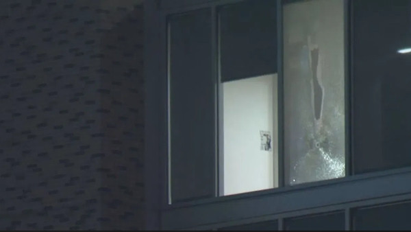 Đây được cho là cửa sổ phòng ký túc xá, nơi kẻ xả súng đứng bắn ra. Ảnh: KTVL. Đây được cho là cửa sổ phòng ký túc xá, nơi kẻ xả súng đứng bắn ra. Ảnh: KTVL.