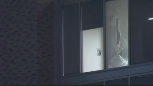 Đây được cho là cửa sổ phòng ký túc xá, nơi kẻ xả súng đứng bắn ra. Ảnh: KTVL.