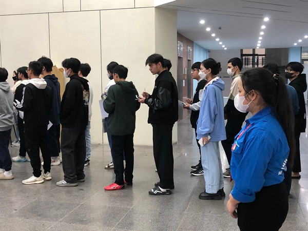 Các anh, chị sinh viên tình nguyện nhiệt tình và nghiêm túc hướng dẫn thí sinh.