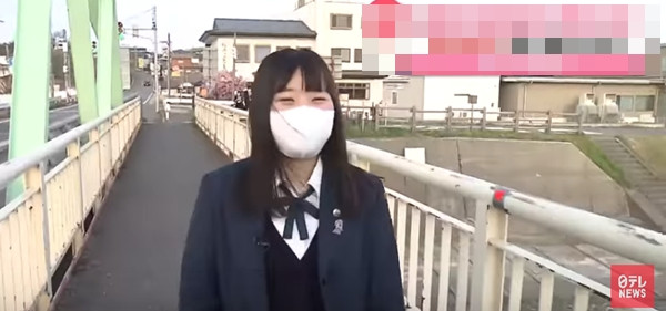 Iguchi quay lại cây cầu, nơi xảy ra sự việc. Ảnh: NTV News.