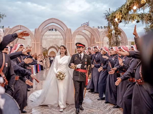 Chiếc váy dài của cô dâu trông có vẻ đơn giản. Ảnh: Royal Hashemite Court.