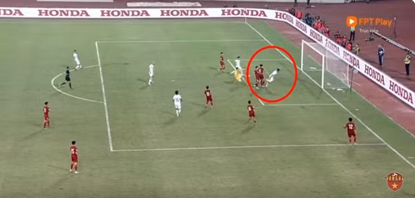 Có phải cầu thủ số 10 của ĐT Iraq đã việt vị khi ghi bàn? Ảnh: YouTube.