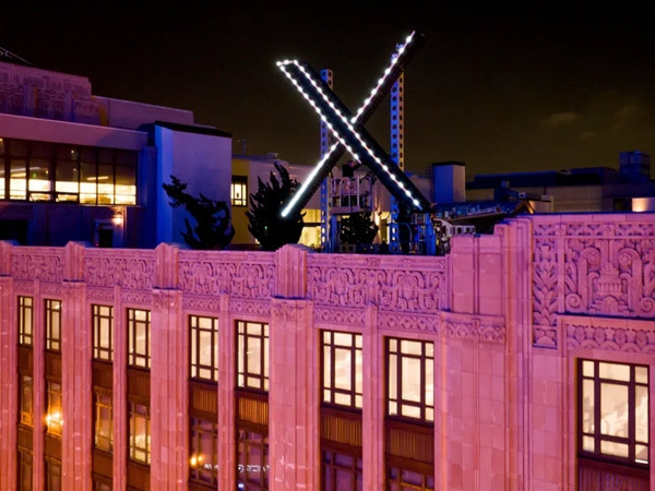 Chữ X lớn được gắn lên nóc trụ sở chính. Ảnh: Noah Berger/ AP.