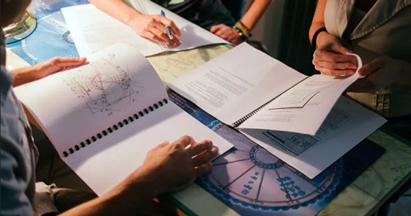 Thầy phong thủy còn "nhân tiện" nhờ luôn khách hàng phân tích bản đồ cung hoàng đạo cho các khách hàng khác. Ảnh minh họa: