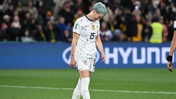 Sút hỏng penalty nhưng Rapinoe lại cười. Ảnh: William West/ AFP. Sút hỏng penalty nhưng Rapinoe lại cười. Ảnh: William West/ AFP.
