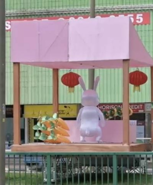 Nhìn từ đằng sau, đúng là tư thế của chú thỏ trông hơi khó hiểu. Ảnh: Facebook. Nhìn từ đằng sau, đúng là tư thế của chú thỏ trông hơi khó hiểu. Ảnh: Facebook.