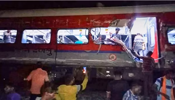 Có thể hàng trăm người còn đang mắc kẹt trong các toa tàu hư hỏng. Ảnh: PTI/ AP.