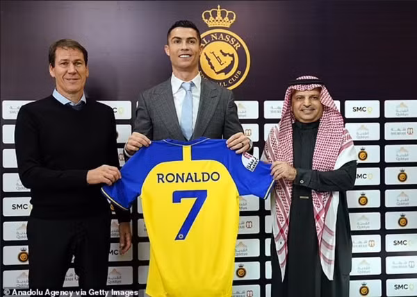 HLV Garcia (trái) và Ronaldo (giữa). Ảnh: Anadolu Agency via Getty Images.