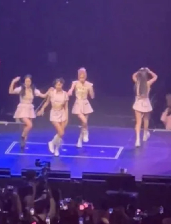 Jennie rời đi khi đang diễn ở Melbourne (Úc). Ảnh: Twitter. Jennie rời đi khi đang diễn ở Melbourne (Úc). Ảnh: Twitter.