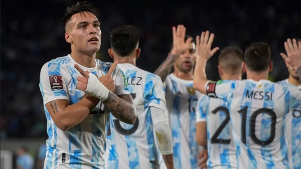 Động tác ăn mừng của Lautaro Martinez. Ảnh: Getty.