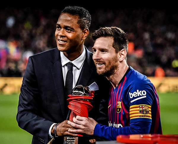 Kluivert và Messi. Ảnh: Twitter.