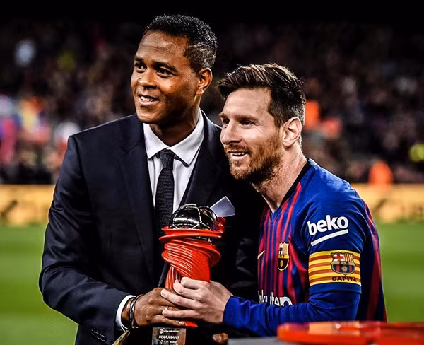 Kluivert và Messi. Ảnh: Twitter.