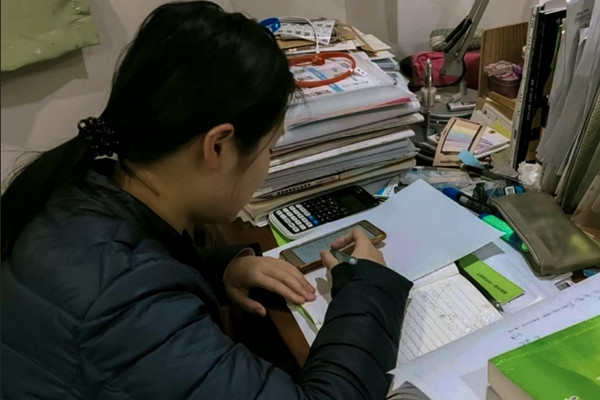 Gần đến kỳ thi gaokao, hầu hết học sinh năm cuối trung học ở Trung Quốc đều vùi đầu vào học. Ảnh: SCMP.