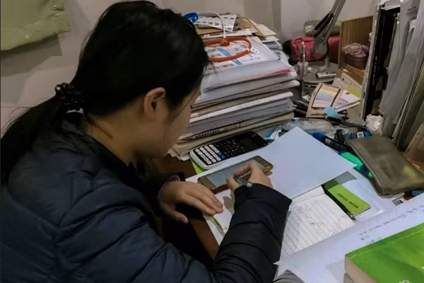 Gần đến kỳ thi gaokao, hầu hết học sinh năm cuối trung học ở Trung Quốc đều vùi đầu vào học. Ảnh: SCMP.