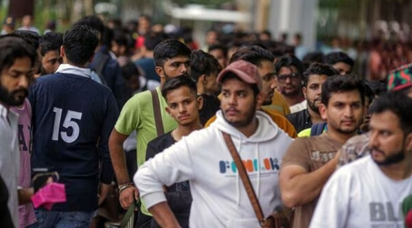 Bên ngoài cửa hàng Apple ở Mumbai (Ấn Độ), các fan cũng xếp hàng dài trước giờ mở cửa ngày 22/9. Ảnh: Dhiraj Singh/ Bloomberg.