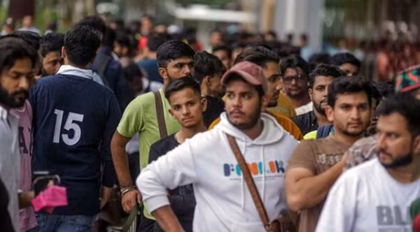 Bên ngoài cửa hàng Apple ở Mumbai (Ấn Độ), các fan cũng xếp hàng dài trước giờ mở cửa ngày 22/9. Ảnh: Dhiraj Singh/ Bloomberg.