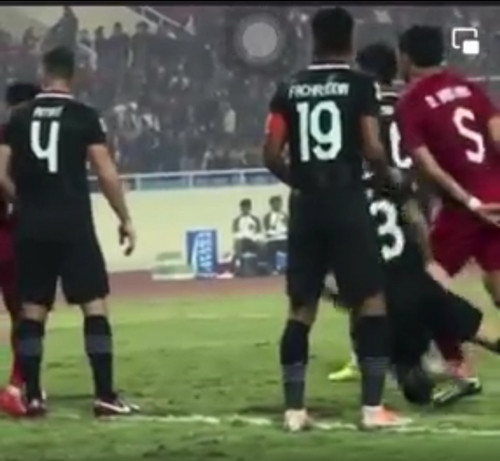 &quot;Kịch sĩ&quot; Marc Klok bỗng nhiên ngã xuống. Ảnh: YouTube.