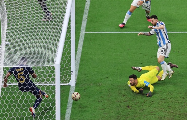 Thủ môn Lloris của ĐT Pháp mặc áo vàng trong trận Chung kết World Cup 2022. Ảnh: Getty. Thủ môn Lloris của ĐT Pháp mặc áo vàng trong trận Chung kết World Cup 2022. Ảnh: Getty.