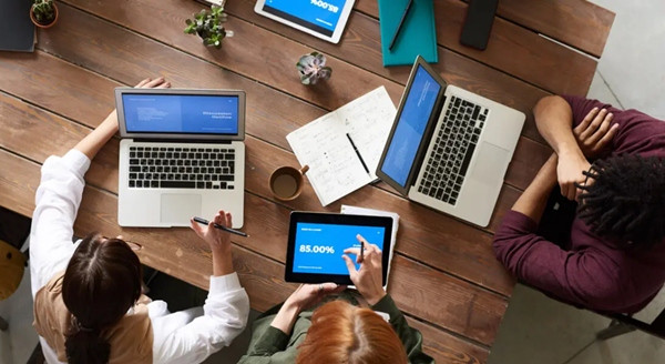 Guan gửi ảnh mình (giả vờ) gặp gỡ khách hàng tới các nhóm chat công việc của các công ty. Ảnh minh họa: Shamrock Companies. Guan gửi ảnh mình (giả vờ) gặp gỡ khách hàng tới các nhóm chat công việc của các công ty. Ảnh minh họa: Shamrock Companies.