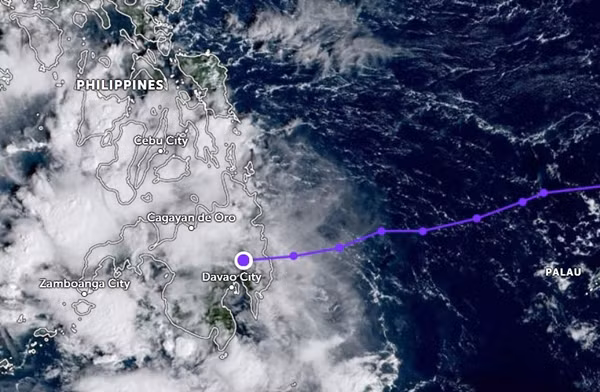Vùng áp thấp đã vào Philippines vào sáng nay. Ảnh: Zoom Earth, JMA, JTWC.