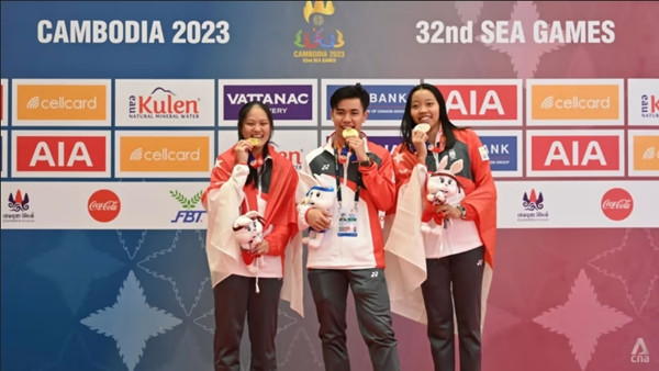 Elle Koh, Samuel Robson và Kiria Tikanah là các VĐV đấu kiếm của Singapore giành huy chương tại SEA Games 32. Ảnh: Jeremy Long/ CNA.