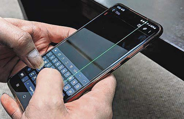 Nhiều người dùng điện thoại nhiều giờ trong ngày, nên đường kẻ dọc trên màn hình tất nhiên là rất phiền phức. Ảnh: Magzter. Nhiều người dùng điện thoại nhiều giờ trong ngày, nên đường kẻ dọc trên màn hình tất nhiên là rất phiền phức. Ảnh: Magzter.