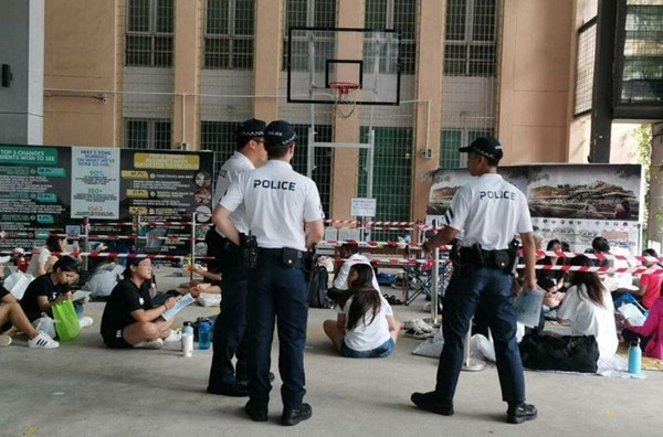 Cảnh sát nhắc các Swifties đang xếp hàng vào ngày 7/7 hãy cẩn thận với các trò lừa đảo mua bán vé concert. Ảnh: CHRISTINE SIOW/ The Straits Times. Cảnh sát nhắc các Swifties đang xếp hàng vào ngày 7/7 hãy cẩn thận với các trò lừa đảo mua bán vé concert. Ảnh: CHRISTINE SIOW/ The Straits Times.