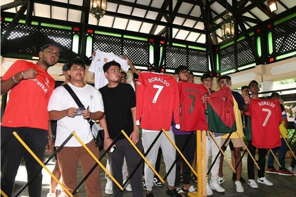 Một nhóm fan của Ronaldo. Ảnh: AZMI ATHNI.
