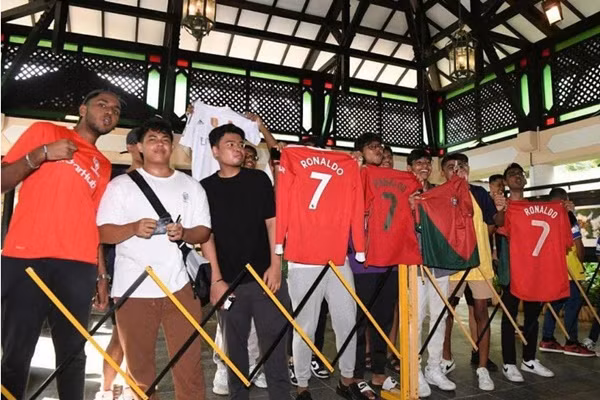 Một nhóm fan của Ronaldo. Ảnh: AZMI ATHNI.
