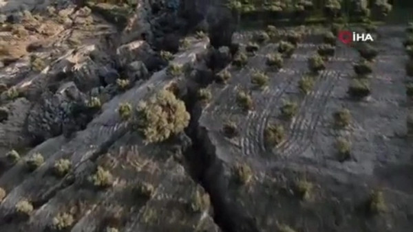 Thảm họa động đất đã tạo nên một vực thẳm khổng lồ ở Thổ Nhĩ Kỳ. Ảnh: iHA.