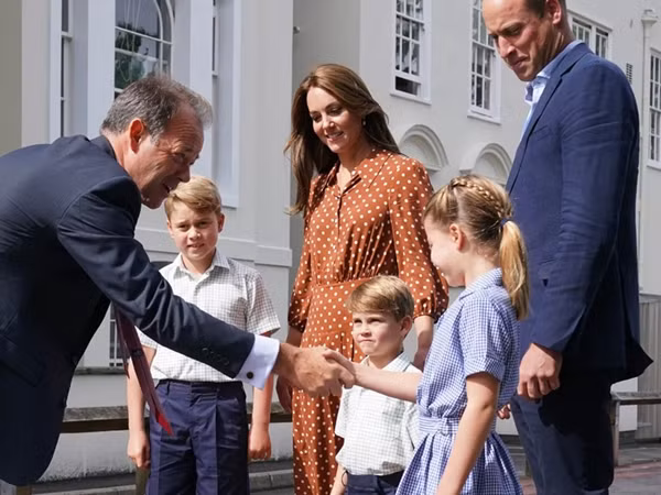 Cặp đôi Hoàng gia luôn cố gắng tự đưa đón các con đi học. Ảnh: Getty.