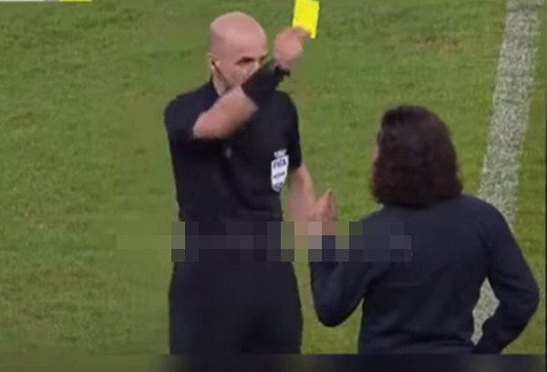 Một thẻ vàng cho HLV Kim Pan Gon của ĐT Malaysia. Ảnh: YouTube.