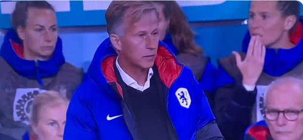 HLV Jonker trong trận ĐT nữ Hà Lan - ĐT nữ Bồ Đào Nha. Ảnh: Twitter.