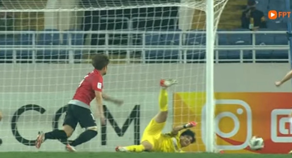 Văn Hoàng đổ người đúng lúc, không để Urawa Reds ghi bàn. Ảnh: FPT Play/ YouTube. Văn Hoàng đổ người đúng lúc, không để Urawa Reds ghi bàn. Ảnh: FPT Play/ YouTube.