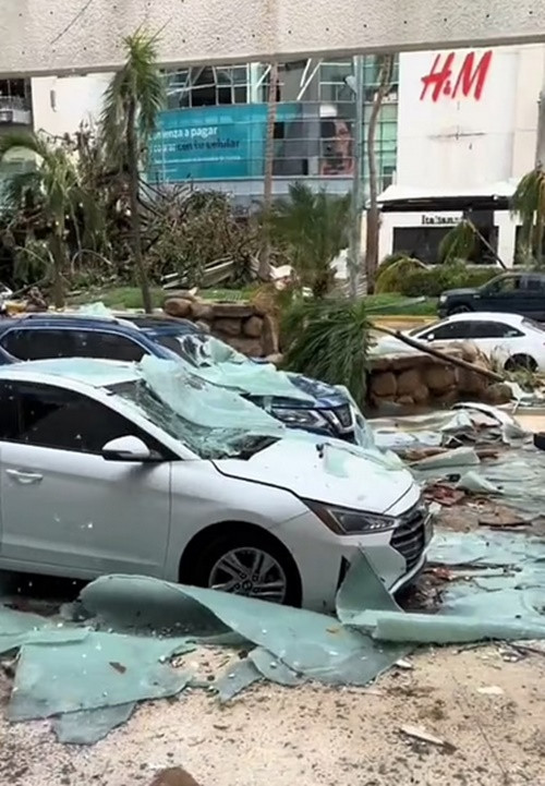 Sau bão, trên đường phố toàn bùn đất và những mảnh kính vỡ. Ảnh: X. Sau bão, trên đường phố toàn bùn đất và những mảnh kính vỡ. Ảnh: X.