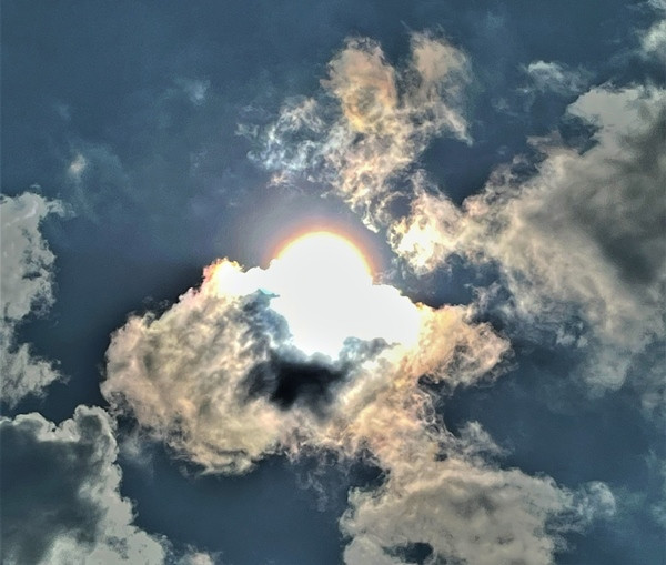 Khi dải mây tan đi, trông như những cuộn khói. Ảnh: Andrew Teo. Khi dải mây tan đi, trông như những cuộn khói. Ảnh: Andrew Teo.