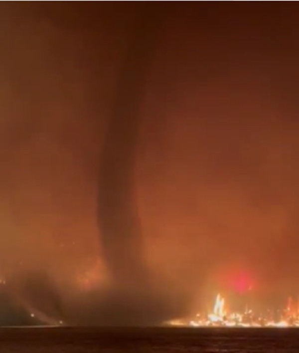 Lốc xoáy lửa. Ảnh: BC Wildfire Service.