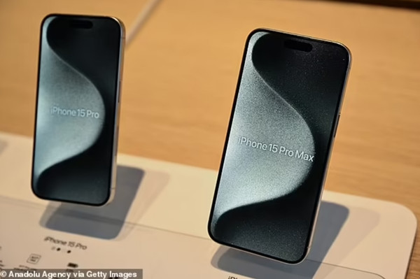 Hai dòng máy đắt tiền trong "gia đình" iPhone 15 là Pro và Pro Max dùng chip cao cấp nhưng có lẽ vì thế mà bị nóng lên rất nhanh. Ảnh: Anadolu Agency via Getty.