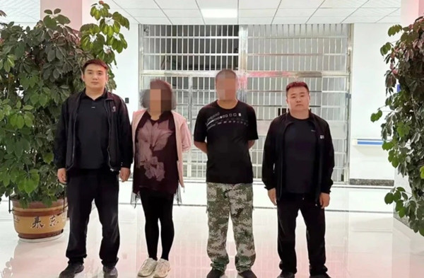 2 người (đứng giữa) đã làm hỏng một phần của Vạn Lý Trường Thành và bị cảnh sát bắt. Ảnh: Cảnh sát huyện Hữu Ngọc (tỉnh Sơn Tây, Trung Quốc). 2 người (đứng giữa) đã làm hỏng một phần của Vạn Lý Trường Thành và bị cảnh sát bắt. Ảnh: Cảnh sát huyện Hữu Ngọc (tỉnh Sơn Tây, Trung Quốc).