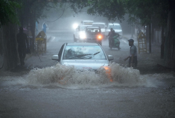 Xe cộ cố đi trong mưa ngập ở thủ đô New Delhi (Ấn Độ). Ảnh: Sanjeev Verma/ Hindustan Times/ Getty. Xe cộ cố đi trong mưa ngập ở thủ đô New Delhi (Ấn Độ). Ảnh: Sanjeev Verma/ Hindustan Times/ Getty.