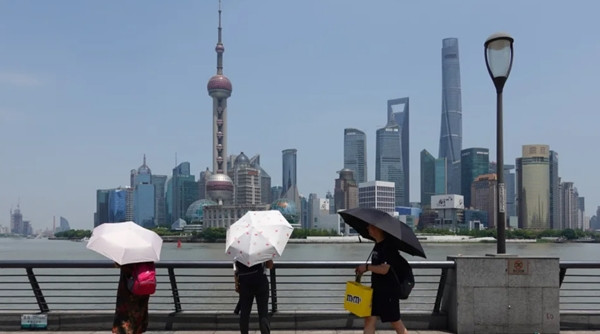 Người dân che ô ở Thượng Hải (Trung Quốc) trong một ngày nắng nóng. Ảnh: Wang Gang/ VCG/ Getty. Người dân che ô ở Thượng Hải (Trung Quốc) trong một ngày nắng nóng. Ảnh: Wang Gang/ VCG/ Getty.