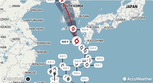 Bão Khanun di chuyển "chậm khác thường" và rất ngoằn ngoèo. Ảnh: AccuWeather.