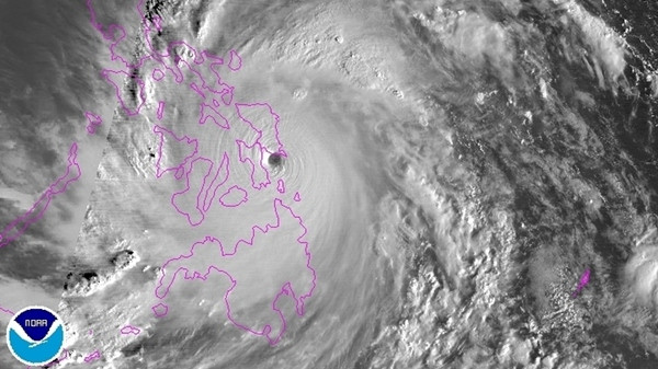Hình ảnh vệ tinh khi siêu bão Haiyan đổ bộ Philippines vào ngày 8/11/2013. Ảnh: NOAA. Hình ảnh vệ tinh khi siêu bão Haiyan đổ bộ Philippines vào ngày 8/11/2013. Ảnh: NOAA.