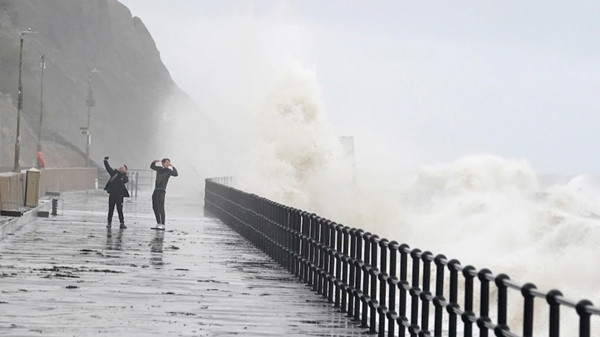Bão Ciaran cũng gây những thay đổi lớn về nhiệt độ ở châu Âu. Ảnh: Gareth Fuller/ PA via AP.