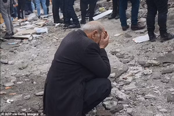Một người đàn ông ngồi ôm mặt giữa đống đổ nát ở Diyarbakir (Thổ Nhĩ Kỳ). Ảnh: AFP via Getty. Một người đàn ông ngồi ôm mặt giữa đống đổ nát ở Diyarbakir (Thổ Nhĩ Kỳ). Ảnh: AFP via Getty.