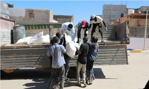 Các nhân viên cứu hộ đang vận chuyển những túi đựng thi thể nạn nhân bên ngoài một bệnh viện ở Derna. Ảnh: Mohamed Shalash/ EPA.