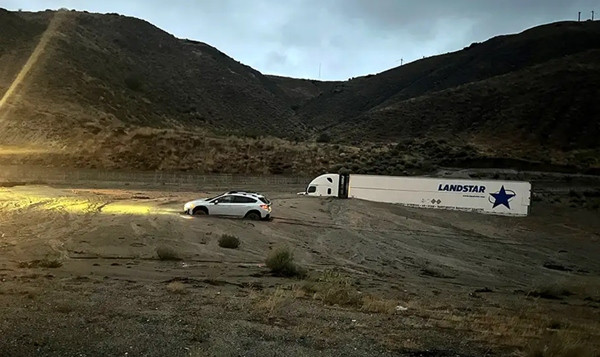 Một xe tải lún sâu trong bùn do bão Hilary ở miền Nam bang California vào ngày 21/8. Ảnh: Caltrans District. Một xe tải lún sâu trong bùn do bão Hilary ở miền Nam bang California vào ngày 21/8. Ảnh: Caltrans District.